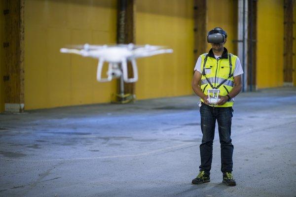 Dronejen sisätilalennätys onnistuu Tampereella Hiedanrannan alueella vanhan muovitehtaan hallissa